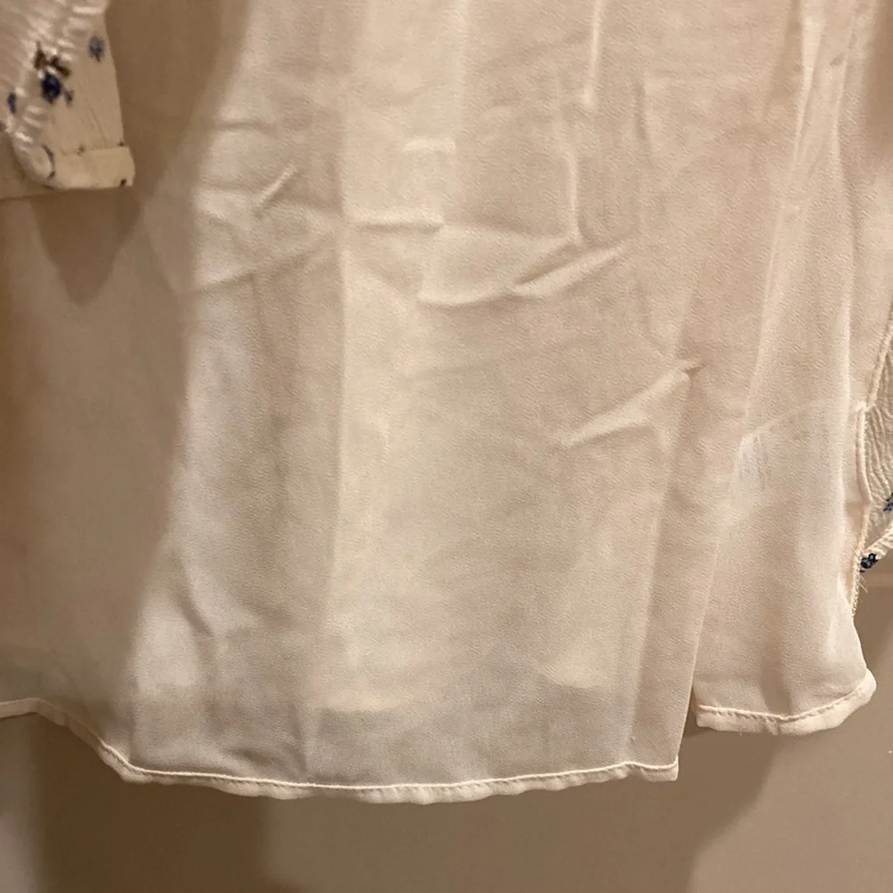 American Eagle V-Neck Flutter Sleeves Flowy Cream Color with Flowers Size M - Picture 4 of 9